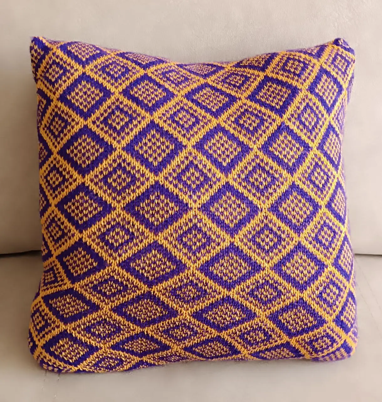 Подушка зв'язана на в'язальній машині.