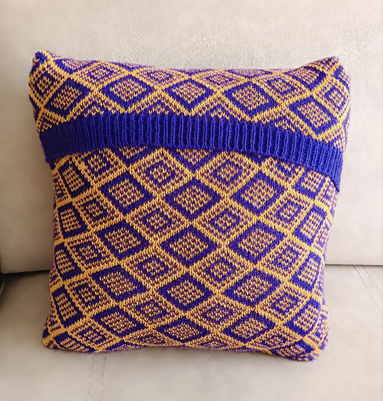 Подушка зв'язана на в'язальній машині.