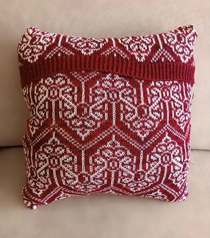 Подушка зв'язана на в'язальній машині.