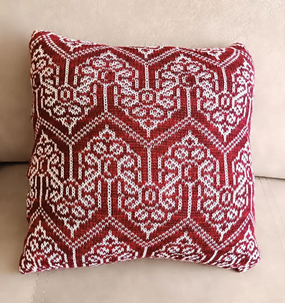 Подушка зв'язана на в'язальній машині.